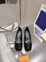 2025最新 L家早春款专柜最新走秀官网系列、同步更新、完美楦型+小V Logo设计. Swing 高跟鞋选用柔软羊皮革塑造易于穿脱的设计，以利落 线条彰显典雅