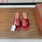 Loro Piana 石头纹平底拖鞋。鞋面石头纹牛皮，羊皮内里及垫脚。真皮中底，真皮包跟。进口真皮大底。码数：34-42 34、40、41、42定制不退换 批：
