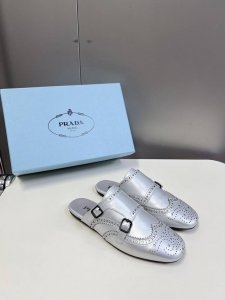 半拖 单鞋 男装10 PRADA普拉达春夏走秀款复古布洛克情侣款半拖单鞋走秀款 复古感时髦满满 随意百搭 时尚休闲 独到味道 人人都爱也轻松驾驭 每年都会爆.足