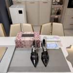 JlMMY CHOO周仰杰 专柜款3D棱格磁铁盒包装 顶级版本，低端勿比。25年最美凉鞋 ，方口中空钻链尖头凉鞋系列。 时尚国外博主“KarenWazen”同款