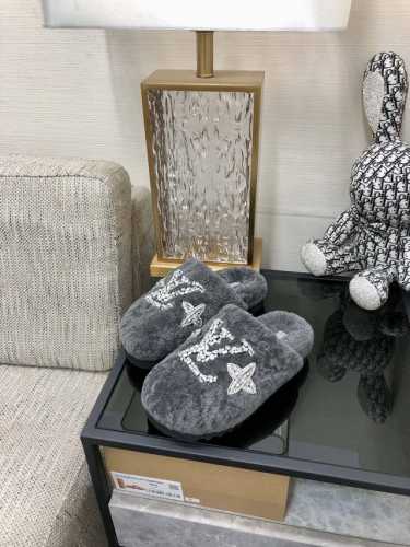 出厂价 高端品质 L.V 2024今年秋冬最火羊毛拖、爆款来袭 顶级 品质、完美细节、市场最高版本、你值 拥 :Lvu 原版高密度防滑加厚发泡底 进口皮毛一体羊