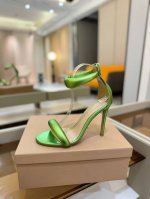 价格P： 吉安维托 罗西 Gianvito Rossi 轻松移动。这款时尚高跟凉鞋 秉承了其传统意大利工艺，专注精巧细节，打造优雅女人味，每一双吉安维托 罗西