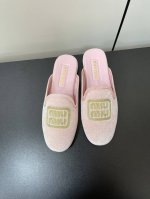 P330Miumiu新款丝绒字母刺绣平底穆勒鞋半拖 字母刺绣Logo+丝绒的元素真的有种超强魔法看一眼就无法自拔必须马上拥有的欲望！ 这款便鞋选用触感柔软的丝绒