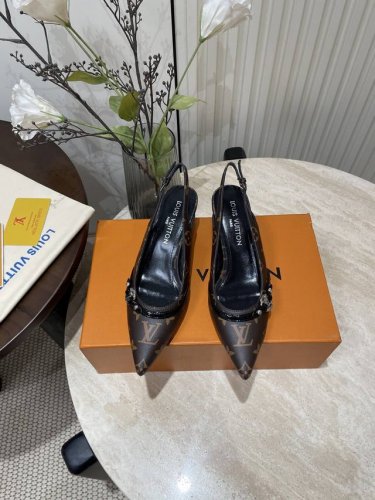 25Ss春夏新款Louis vuiteeon Lv6AM露跟高跟鞋尖头细跟后空凉鞋鹰嘴小尖头搭配镂空皮条小方扣可调节松紧，Lv五金 “logo”饰以点缀，细节质