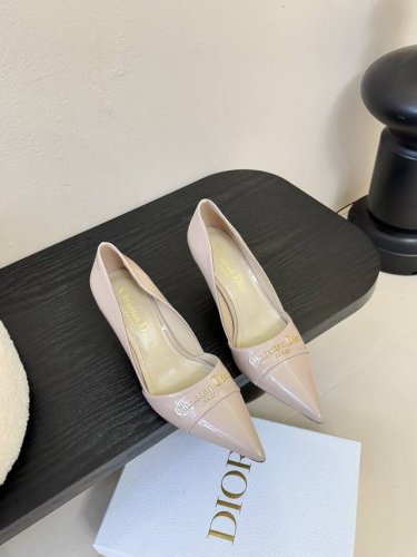dior 迪奥25S新品尖头字母尖头 后跟凉鞋高跟鞋 这季的字母系列真的要狂种草啦~ 字母Logo设计 特别修饰腿型 凸显品牌特色 满满的高级感 加上凹凸垫脚