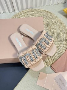 Miumiu 缪缪新款 钻扣拖鞋 高品质闭眼入 采用羊皮 真丝鞋面 人工缝线褶皱 弹力皮垫脚更加柔软舒服 施华洛世奇水钻扣 巨闪 原版真皮大底 size:# 3