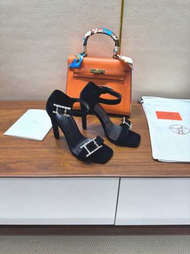 经典延续 Hermes 爱马仕经典H高跟凉鞋系列时尚经典又百搭 超级舒服 历时半年拆卸原版开发 匠心精神 每个细节都做到极致 设计简约流畅 打造时尚经典柔美造型