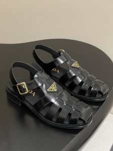 25Fw春夏新款prada普拉达罗马平底凉鞋 这款运动凉鞋运用当代风格线条与细节重新演绎复古沙滩凉鞋。选用牛皮革材质，饰以prada系列标志性的涂珐琅三角形金属