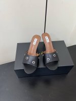Alaia 阿莱雅 小众潮牌 25Ss春夏新款 细跟拖鞋 这品牌这不用多说 是近两年最火之一的品牌 几乎博主人手一双 春天的季节就要到了 推荐这款随性又不乏设计