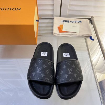 实价： 情侣款 Lv 夏季新款 Monogram浮雕拖鞋 原版模具Ip材料 软硬适中，和椰子一样有踩 鞋底凹凸设计也不容易打滑。整体防水橡胶一 体，脚背的位置专