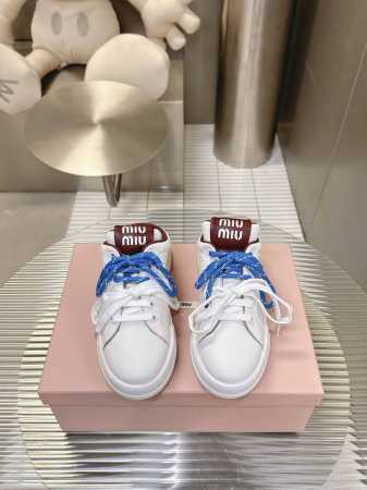 Miumiu双鞋带小白鞋，最近很热门的款式，前卫大胆的设计Miu Miu风格融于此款漂白皮革运动鞋的简约线条。别致徽标饰于鞋舌与背面，点缀复古设计。纯白色鞋子是 - 点击图像关闭