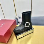 出厂价 代购版本！2024 Roge* Vivie* Rv经典钻扣毛毛勃肯鞋。 柔软蓬松的毛毛，舒服暖脚 厚底设计防滑舒适增高显腿长 秋冬搭配袜子休闲又慵懒 上