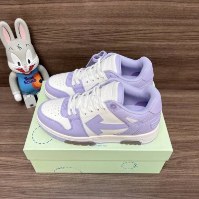 顶级版本Off-White Out Of Office 低帮滑板鞋情侣款紫白。 Off-White箭头符号、Ziptie 标签、1Ogo印花等经典元素皆在此呈现