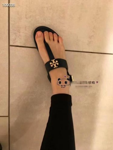 出厂价P  托里伯奇拖鞋凉鞋，经典款式，女士優先品牌，大气设计，女士必备佳鞋。原板，专柜材质垫脚面料:荔枝纹牛皮，头层猪皮里穿著舒適好看上档次，35---