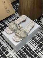 平底 -高跟210-25ss夏季新款Dior Dway粗跟电绣一字凉拖鞋2025最新配色这款 Dway 带跟凉拖是一款历久弥新的经典单品，饰以彼得罗 鲁福 Pi