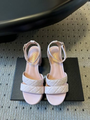 顶级品质 chane* 25Ss香奈儿春夏厚底高水台凉鞋 丑萌啊 经典菱格加持 小羊皮材质和丝绒两种材质 菱格厚底松糕拖鞋 夏天一定要入的拖鞋系列 可文艺可时髦