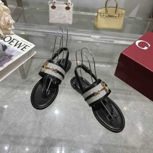 8023-2 黑布 35-43 这款女士夹趾凉鞋搭配饰经典马衔扣细节金色调配件，彰显品牌传承。采用精致绒面材质打造，设计优雅而不失随性，是温暖季节的理想单品。