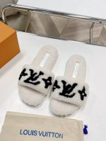 皮底 L.V 秋冬走秀新款小跟毛毛拖鞋 今年新款真是少女心爆棚的毛毛拖鞋，特别是粉色泰迪爆款颜色，超级可爱 纯皮毛一体羔羊毛打造！超温暖的感觉，穿上仿佛踩在云朵