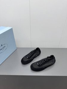 出厂 Prada 普拉达春夏秀款薄底德训鞋 25ss秀款出境率最高的单品 鞋面麂皮有肌理感，内里羊皮包裹，软软糯糯的 鞋垫加厚小羊皮，踩上去无比舒适，有支撑感，