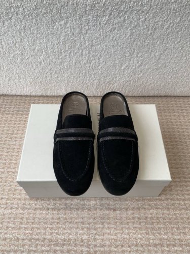 Brunello Cucinelli 新款拖鞋 春夏新款 又不喜欢那个牌子的来 珠链设计一眼Bc 不烂大街 好穿好搭 时髦有型 bc很有品味 配上一双袜子穿也很