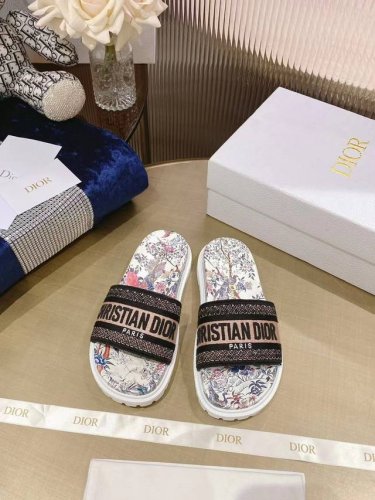 出厂价p 女装女鞋 运动原单 dir最新颜色经典款拖鞋 立体感刺绣设计上迪奥Logo点缀 简单大方 超好看超百搭 上脚非常柔软 颜色清爽 鞋面:进口电绣材料 内