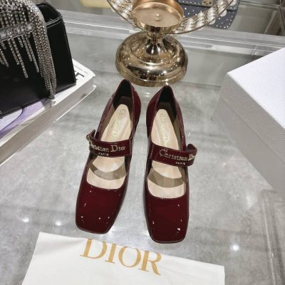 出厂 25Ss早春新款Dior迪奥D-My 五金字母方头高跟鞋 这款My Dior 高跟鞋是二零二五春夏成衣系列新品 彰显精致的优雅气质 采用牛皮革精心制作 点