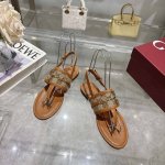 8023-2 棕G 35-43 这款女士夹趾凉鞋搭配饰经典马衔扣细节金色调配件，彰显品牌传承。采用精致绒面材质打造，设计优雅而不失随性，是温暖季节的理想单品。