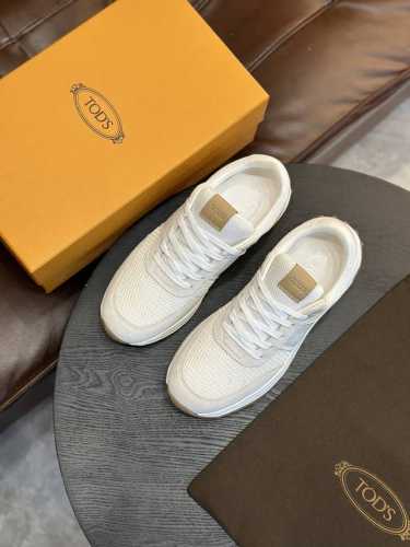 Tod's P: Size,.39-44 38.45订做 TOD'S托德斯运动鞋 本款运动鞋由进口小牛皮、反绒牛皮制成，鞋舌点缀Tod's字母压花，原版大底，轻