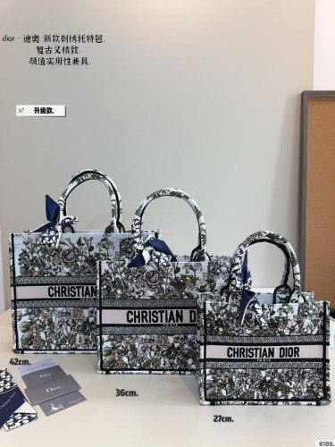 配礼盒. 迪奥 托特包 系列. 这款 Dior Book Tote 手袋由 Dior女装创意总监玛 丽亚 嘉茜娅蔻丽 Maria Grazia Chiuri 设