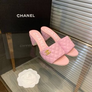 chanel 早夏新款拖鞋，各大时尚博主和明星同款，简直太美了吧！鞋面进口牛皮，内里垫脚羊皮。原版真皮大底，跟高5Cm.码数：35-41 40 41定做不退换