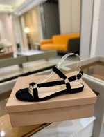 价格P： 吉安维托 罗西 Gianvito Rossi 吉安维托 罗西 Gianvito Rossi 秉承了其传统意大利工艺，专注精巧细节，打造优雅女人味，每一