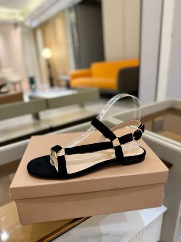 价格P： 吉安维托 罗西 Gianvito Rossi 吉安维托 罗西 Gianvito Rossi 秉承了其传统意大利工艺，专注精巧细节，打造优雅女人味，每一