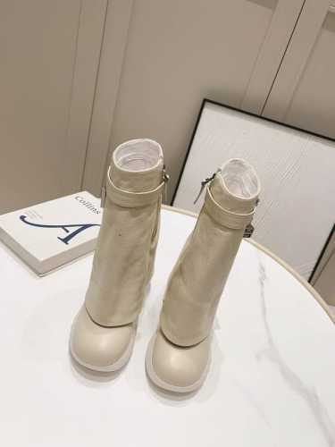 不换款 GIVENCHY纪梵希，虞书欣同款鲨鱼靴，增高12cm秒变大长腿超神的鲨鱼靴！不仅是虞书欣同款，更是能让你秒变大长腿的神器！这款鲨鱼靴采用荔枝纹牛皮和精
