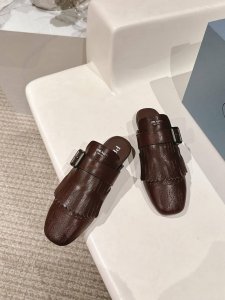 半拖 乐福鞋 PRADA 普拉达25ss新品复古走秀流苏乐福鞋半拖鞋系列流苏搭配雕花工艺设计网红ins热捧 复古又时尚上脚非常舒适又百搭！鞋面采用进口小牛皮内里