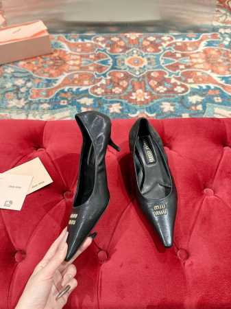 Miu Miu 缪缪 25 早春新品 专柜主打最新走秀款 单鞋系尖头高跟鞋缪家高货 顶级工艺打造精品质感 无敌舒适 绝对是一见钟情款！时尚百搭，人手必备！鞋面: - 点击图像关闭