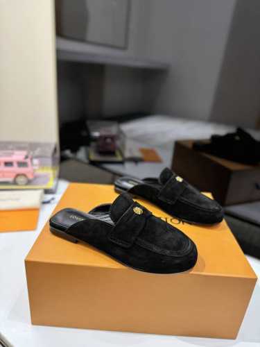顶级版本 路易威登lv louis vuott on fw24 new arrival～秋冬最新款毛毛拖鞋～ 这双毛拖也是好好看！皮质的就是非常高级呀！！搭配