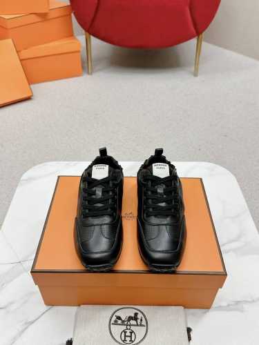Hermes爱马仕in系列 麂皮miumiu风 德训鞋 运动鞋 H家 爱马仕in运动鞋 镂孔柔软麂皮山羊皮运动鞋，配有鞋底，饰有经典medor铆钉，打造舒适休闲