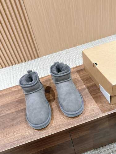 经典款 周冬雨同款 寒冬刷星“暖潮风” UGG改头换面刮起雪地里的时尚感。 全羊毛内里，保暖好穿！ 独具匠心，只此唯一！ 出街回头率最高的就是它 值得拥有，美国