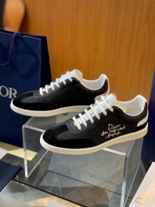 新配色Dior迪奥男士运动鞋 Size; 39~44 38.45.46定制 牛皮立 磨砂皮 刺绣 从复古慢跑鞋中吸取灵感，采用了厚实的低帮设计，以牛皮和网织物拼