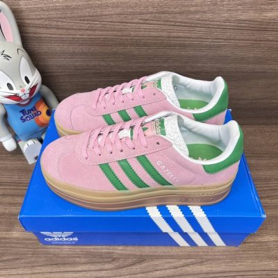 顶级版本Adidas Originals Gazelle 舒适潮流厚底 耐磨防滑增高低帮绿粉板鞋。 货号: Ie0420 包装:全套得物配件毒盒配纯棉袜子一副。