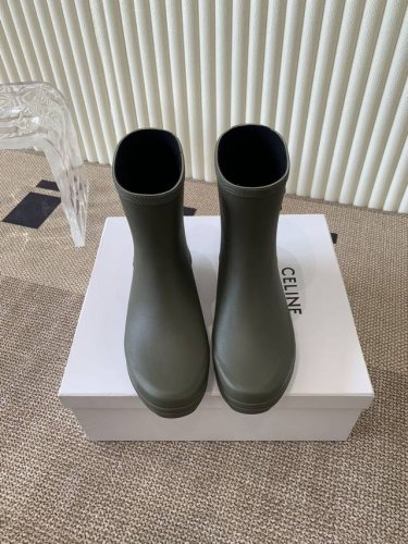 Celine 思琳 必入骑士雨靴 真是一双绝绝子雨靴，软乎乎的论搭配这就是 Ins 博主人手一双的潮流单品！日常搭配非常高级！四季通勤逛街雨季都非常ok 独家定