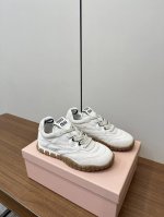 Miu Miu 25ss 春夏新款走秀MiuMiu 德训 休闲鞋 秀场工艺来自Miu Miu系列的细节特写 新季的潮流要素与此刻挚爱的概念，多元对撞，传达现代风