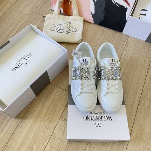 出厂 Valentino 华伦天奴顶级专柜 官网同步 独家首发 Valentino华伦天奴 情侣限定 专柜新配色 小红书热搜新款 同款明星穿搭 原版开模 代购版