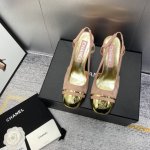 出厂价 CHANEL2024早春香奈儿 拼色后空凉鞋 7.5跟高 大爆款，每期经典款都被抢光，超级柔软，上脚无敌柔软舒适，今年衣橱的top31肯定属它了！上脚美