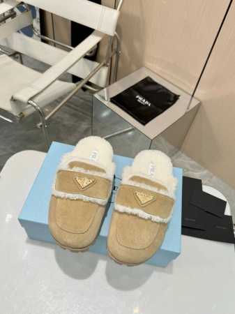 出厂 顶级版本 Prada 经典款包头羊毛拖鞋，时髦精必入！ 标志性三角边金属扣装饰，搭配经典扣带，时尚感拉满。进口牛猄牛皮鞋面，质感超棒。羊毛内里和垫脚，温暖 - 点击图像关闭