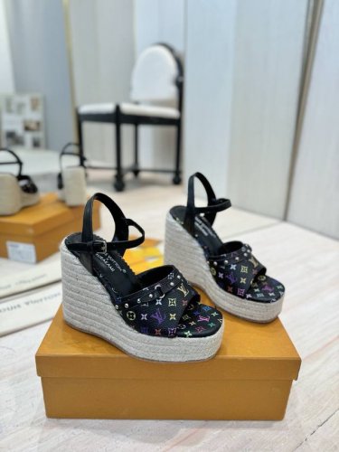 出厂价pp： Lv 路易威登 25春夏新款 顶级版本原版一致 专柜主打最新款 Lv X Tm村上隆联名款麻绳坡跟凉鞋 硬货上新 代购级别！高级感十足！国内外博主