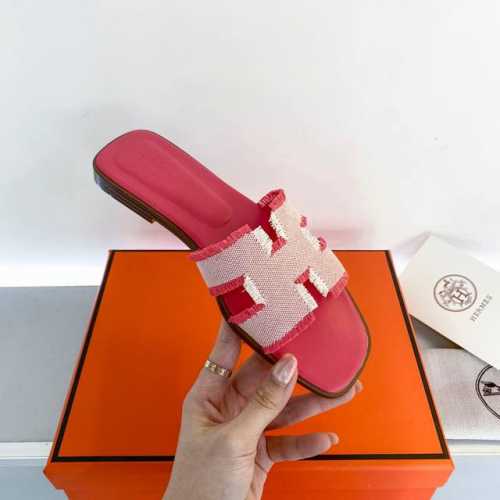 出厂价 Hermes 爱马仕 新款oran流苏拖鞋 睫毛拖 万年经典拖 ，独家定制染色织提花棉面料 ，白色与原色编织而成！纯手工拉毛边的工艺成流苏效果。内里和鞋