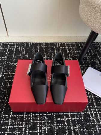 代购级 Roger Vivier RV最新款钻扣真丝方头粗跟系列显玛丽珍单 法式复古感好迷人一眼就相中，显白又显优雅气质~无论是搭配裙装还是牛仔裤都hin有女人 - 点击图像关闭