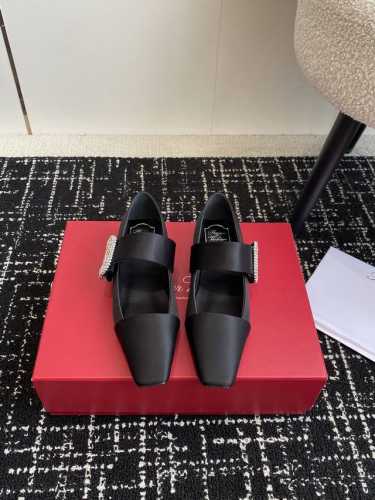 代购级 Roger Vivier RV最新款钻扣真丝方头粗跟系列显玛丽珍单 法式复古感好迷人一眼就相中，显白又显优雅气质~无论是搭配裙装还是牛仔裤都hin有女人