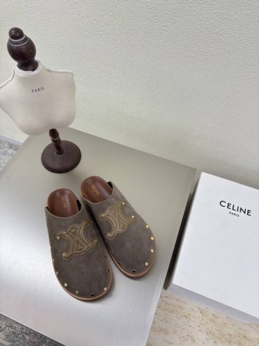 celine 夏日专属 凯旋门系列厚底包头铆钉拖鞋 赛琳 家族元素设计 Logo 驼色 高丝光牛反绒皮 钢印压模小牛皮而成 立体感十足 对标对版 边缘采用油边工